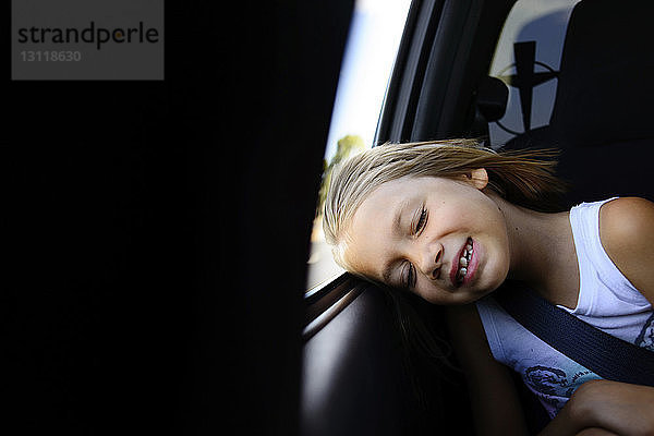Mädchen schläft im Auto sitzend