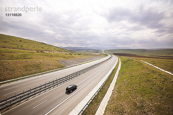 Hochwinkelansicht eines Autos auf der Autobahn gegen den Himmel