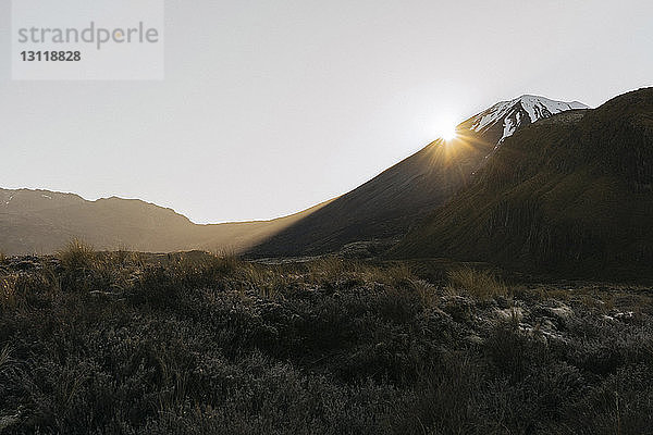Blick auf die Berge gegen den klaren Himmel im Tongariro-Nationalpark bei Sonnenaufgang