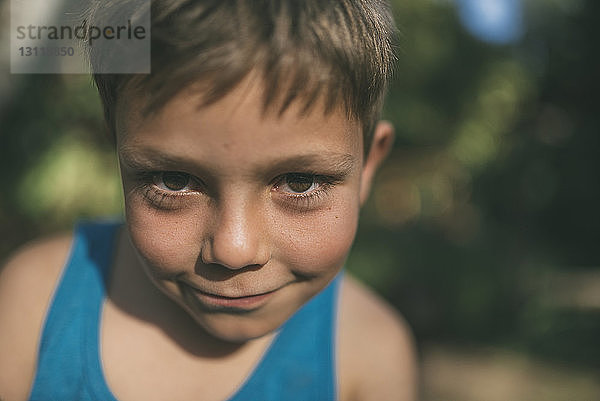 Porträt eines Jungen im Park