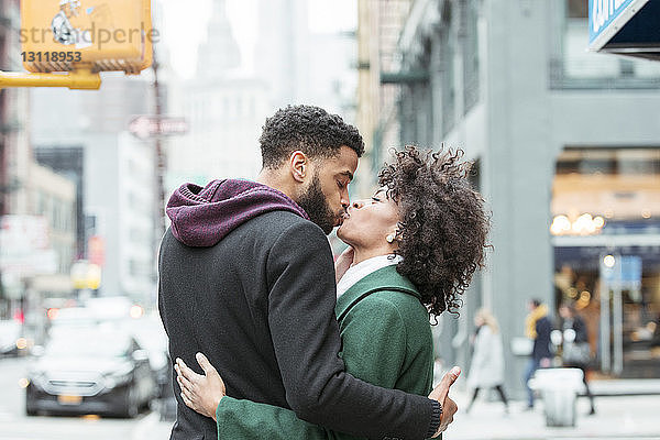 Küssendes Paar auf der Straße in der Stadt