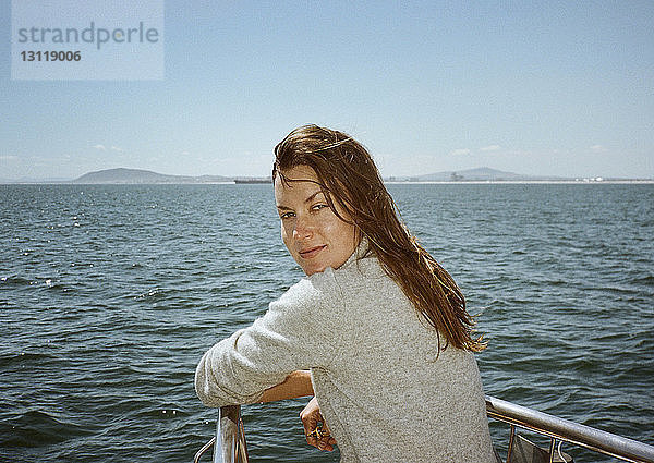 Porträt einer schönen Frau in Seitenansicht  die auf einem Boot steht