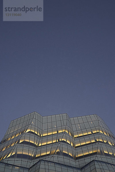 Niedrigwinkelansicht des IAC-Gebäudes gegen klaren blauen Himmel in der Dämmerung