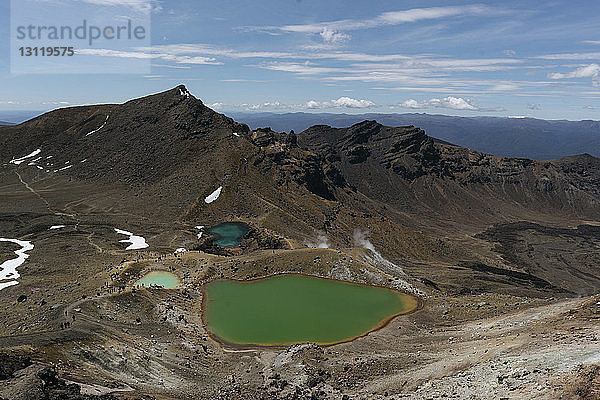 Hochwinkelansicht des Emerald Lake bei den Bergen im Tongariro-Nationalpark