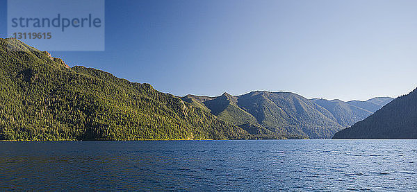 Panoramablick auf See und Berge bei strahlend blauem Himmel