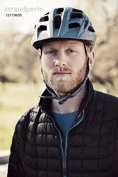 Porträt eines selbstbewussten Mountainbikers im Freien
