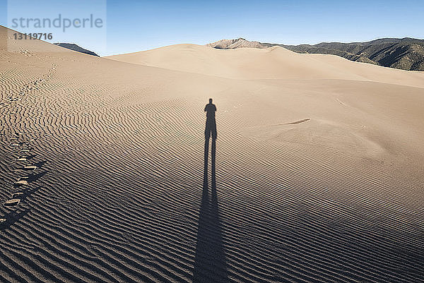 Schatten einer Person auf Sand