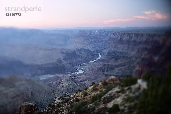 Hochwinkelansicht des Grand Canyon und des Colorado River bei Sonnenuntergang
