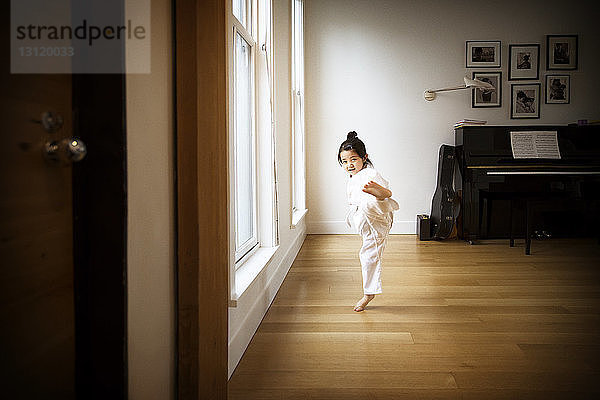 Mädchen übt zu Hause Karate aus