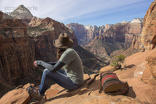Seitenansicht einer Frau  die auf einer Klippe im Bryce Canyon National Park sitzt