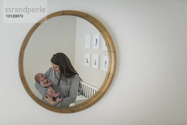 Mutter und Sohn reflektieren zu Hause am Spiegel