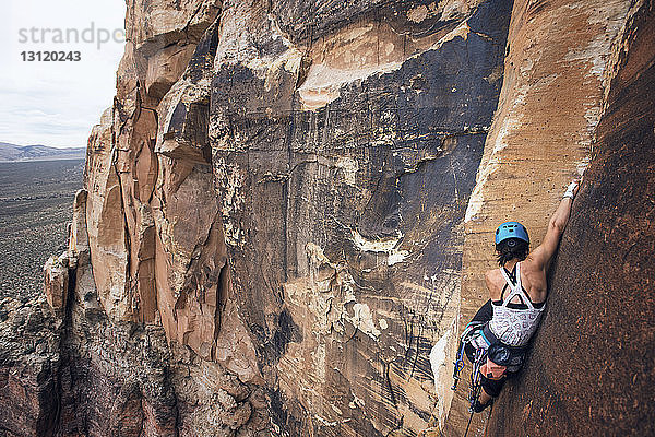 Junge Wanderin besteigt felsige Berge im Red Rock Canyon National Conservation Area