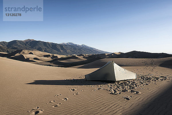 Zelt auf Wüste gegen Himmel