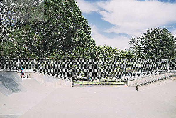 Jungen skateboarden im Skateboard-Park