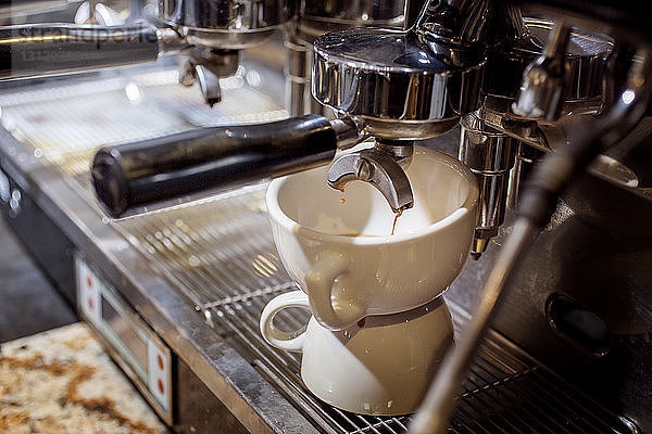 Espressomaschine gießt im Café Kaffee in die Tasse