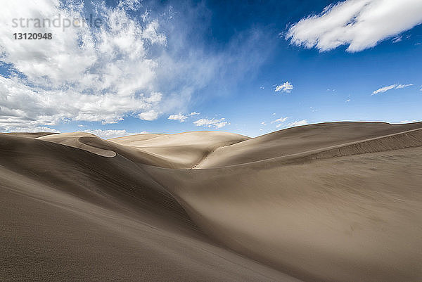 Landschaftliche Ansicht der Sanddünen vor blauem Himmel
