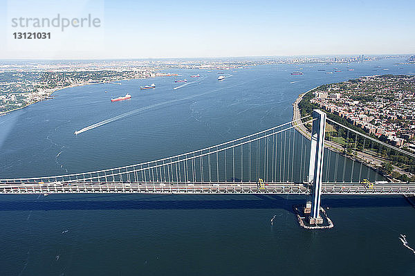 Hochwinkelansicht der Bronx_Whitestone Bridge über den East River