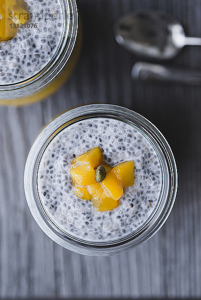 Direkt über Schuss Chia mit Mangopudding