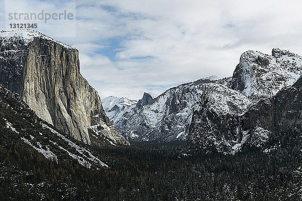 Landschaftsbild des Yosemite-Nationalparks im Winter