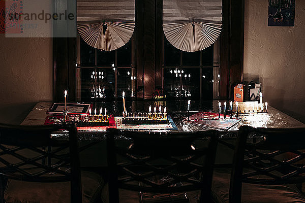 Kerzen auf dem Tisch in der Dunkelkammer während Chanukka
