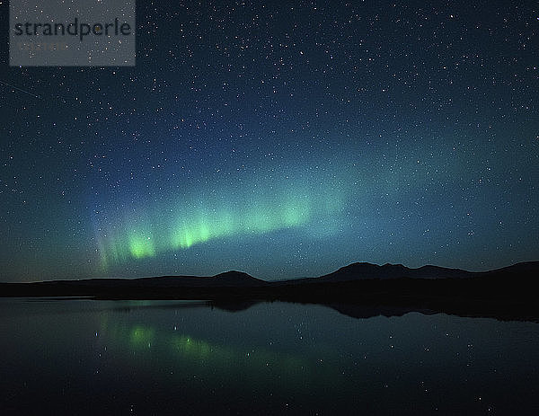 Majestätische Ansicht des Flusses gegen Sternenfeld und Polarlicht (Aurora Borealis)