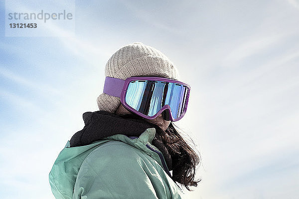 Niedrigwinkel-Porträt eines Skifahrers gegen den Himmel