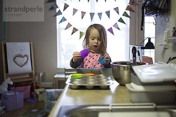 Mädchen macht Cupcakes in der Küche