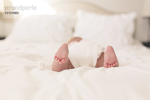 Kleines Mädchen schläft zu Hause im Bett