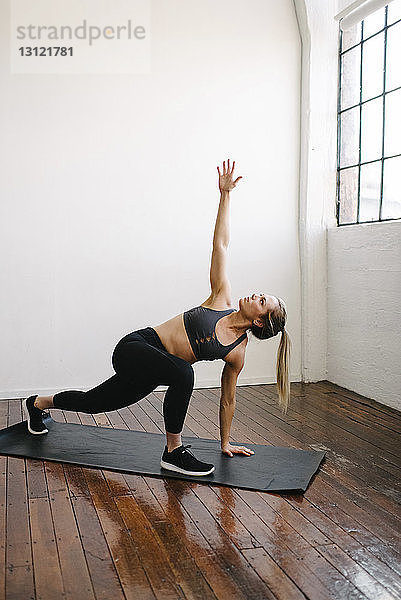 Sportlerin  die im Fitnessstudio trainiert