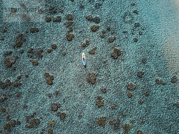 Luftaufnahme einer Frau beim Paddelbootfahren auf See