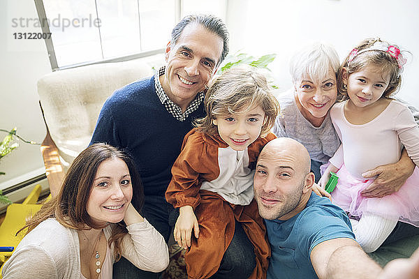Porträt einer lächelnden Familie zu Hause