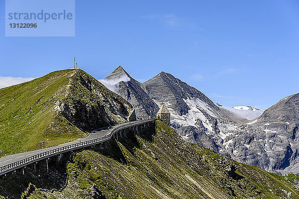 Straße auf Berg gegen Himmel im Winter