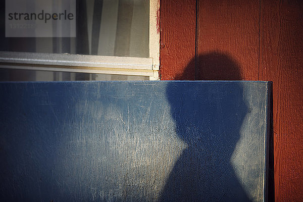 Schatten einer Frau an der Wand