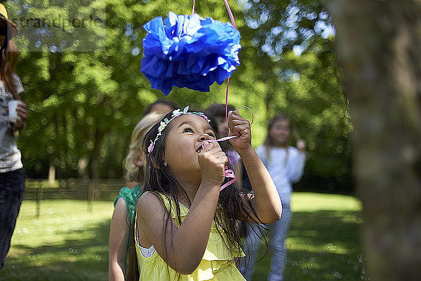 Mädchen spielen bei Geburtstagsfeier im Park