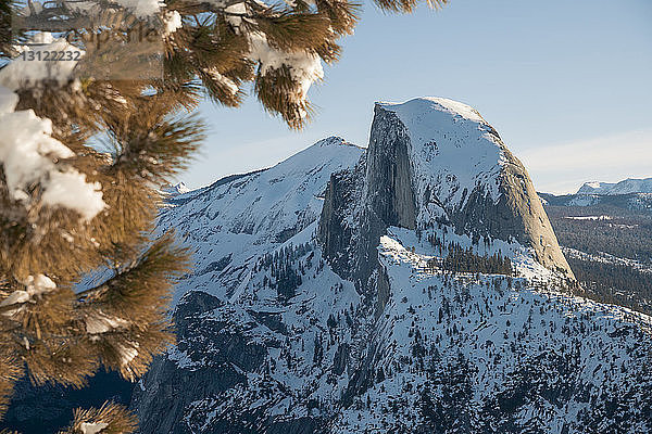 Majestätischer Blick auf den schneebedeckten Berg im Yosemite-Nationalpark