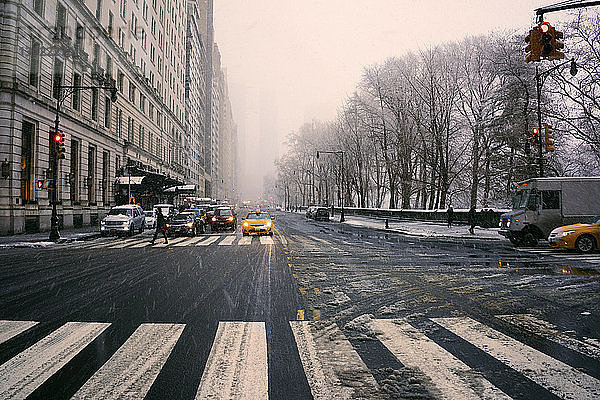 Autos im Winter auf der Straße in der Stadt