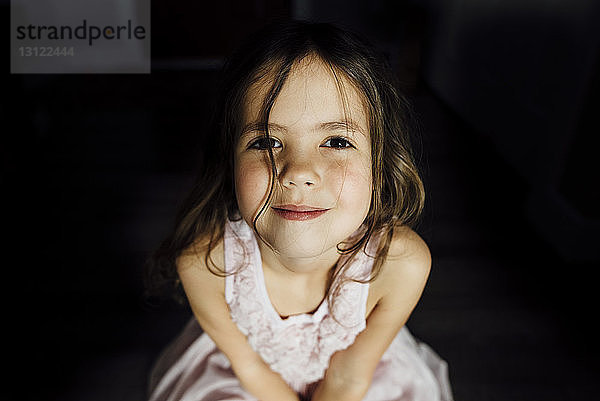 Hochwinkelporträt eines lächelnden Mädchens zu Hause