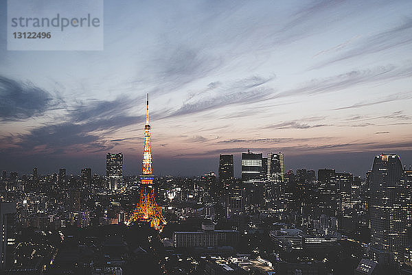 Beleuchteter Tokio-Turm in der Stadt gegen den Himmel in der Abenddämmerung