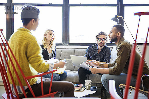 Unternehmer  die planen  während sie im Büro am Fenster sitzen