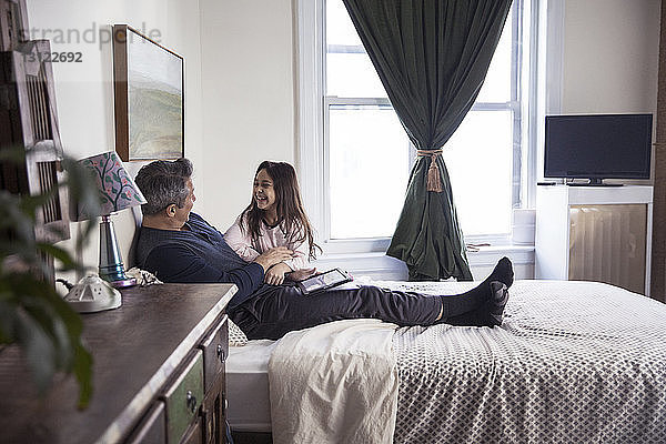 Glücklicher Vater mit Tochter zu Hause im Bett