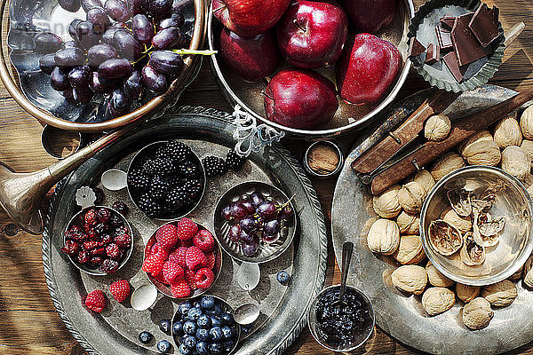 Draufsicht auf Früchte und Nüsse auf dem Tisch