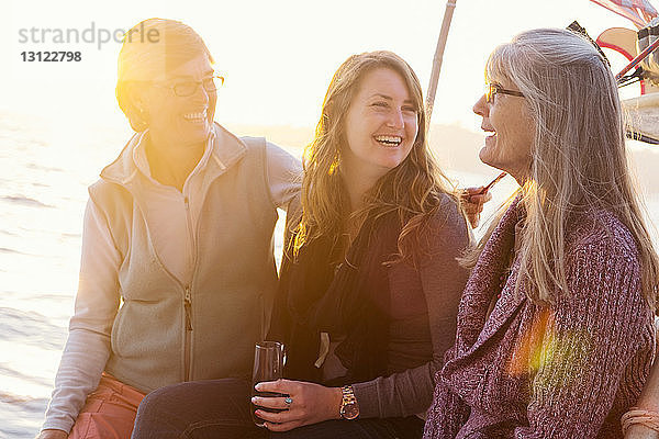 Glückliche Frauen genießen auf dem Boot im Fluss