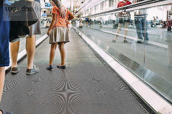 Vater und Tochter stehen auf der Rolltreppe