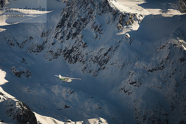 Luftaufnahme eines Flugzeugs  das am schneebedeckten Berg im Garibaldi-Park vorbeifliegt