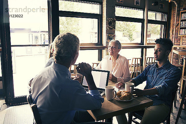 Geschäftsmann diskutiert in einer Sitzung bei einem Kaffee im Café