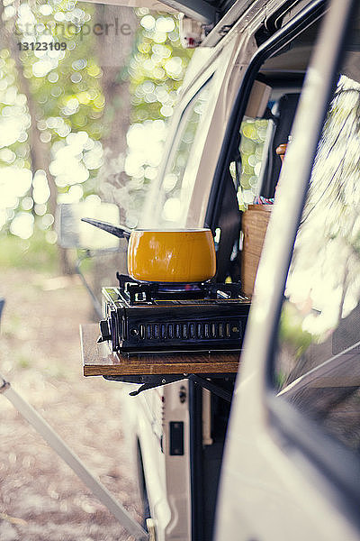 Im Kochtopf auf dem Herd im Wohnwagen im Wald zubereitetes Essen