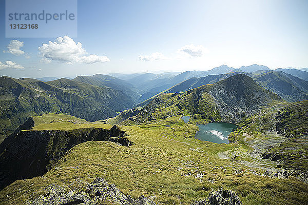 Landschaftliche Ansicht von Bergen gegen den Himmel