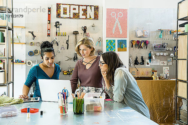 Geschäftsfrauen  die am Laptop arbeiten  während sie an der Werkbank stehen