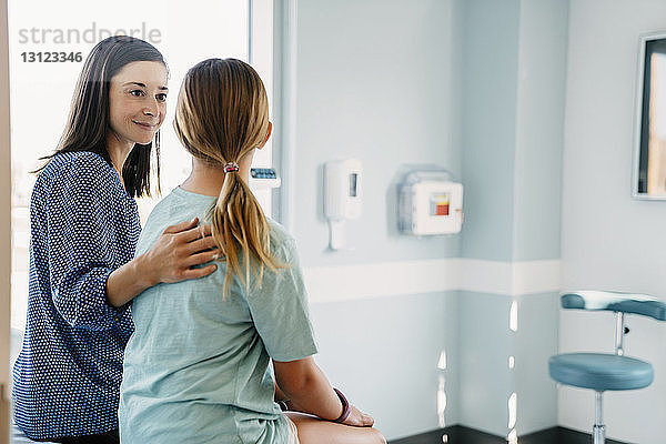 Mutter und Tochter sitzen im medizinischen Untersuchungsraum des Krankenhauses