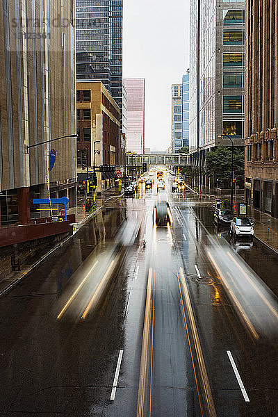 Lange Exposition von Fahrzeugen  die sich während der Regenzeit auf Stadtstraßen bewegen